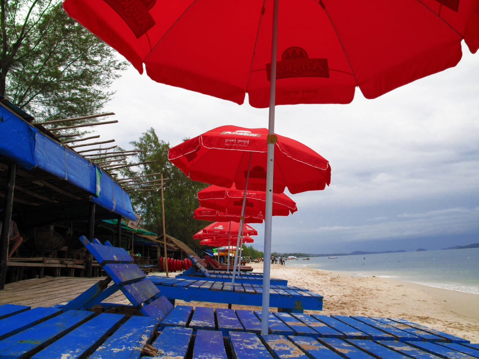 Шезлонги на пляже в Сиануквиле, Камбоджа – фотографии Камбоджи