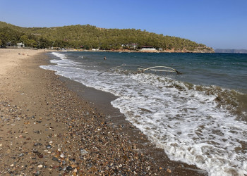 Песчано-галечный участок пляжа Бююкеджели (Büyükeceli) возле Аккую, Мерсин – фотографии Турции