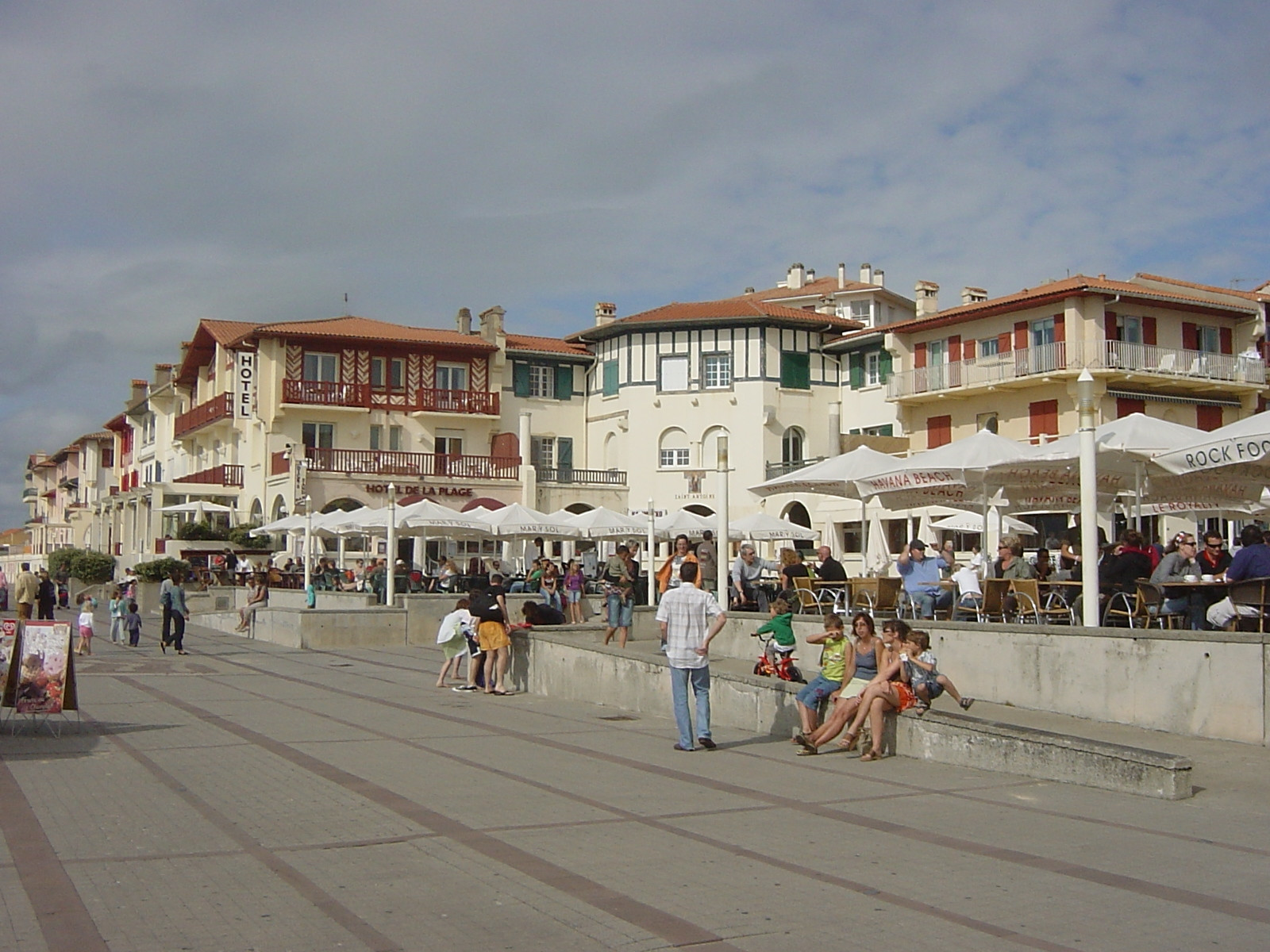 Кафе на набережной в Оссегоре, Франция – фотографии Франции