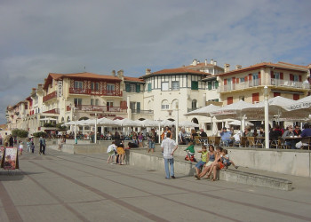 Кафе на набережной в Оссегоре, Франция – фотографии Франции