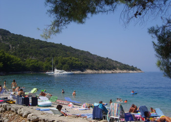 Люди на пляже в Валуне, Хорватия – фотографии Хорватии