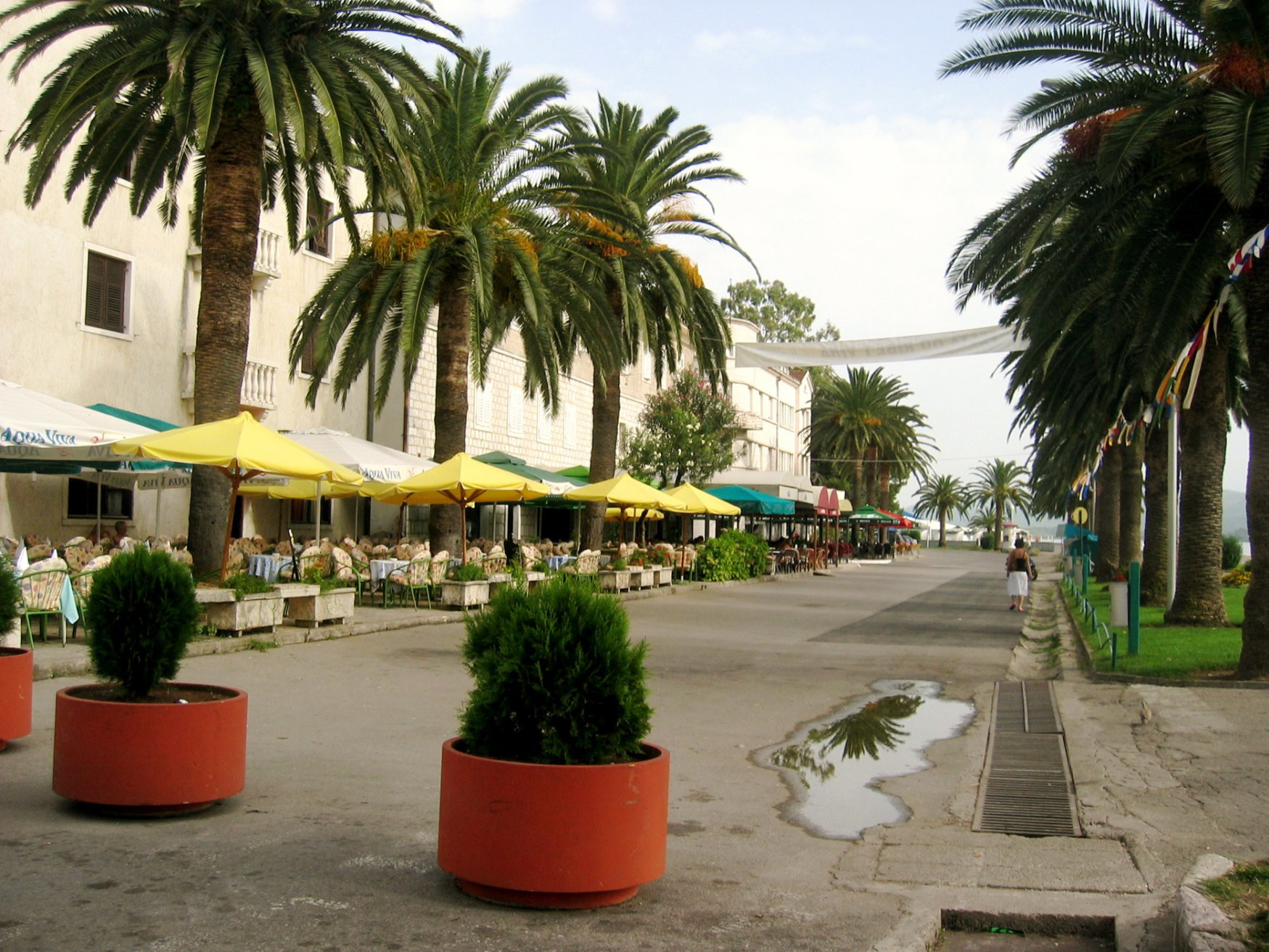 Кафе и рестораны на набережной в Тиват, Черногория – фотографии Черногории