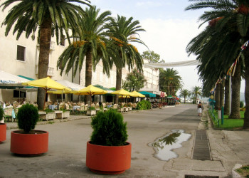 Кафе и рестораны на набережной в Тиват, Черногория – фотографии Черногории