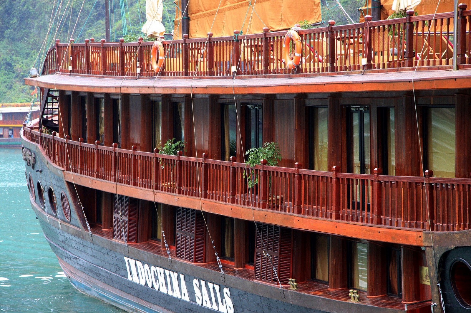 Экскурсионные корабли в заливе Халонг – фотографии Вьетнама