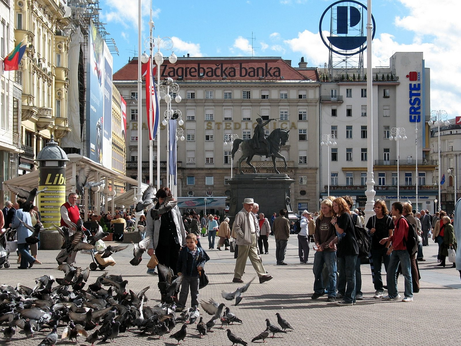 Люди на площади в Загреб, Хорватия. Фото 3 – фотографии Хорватии