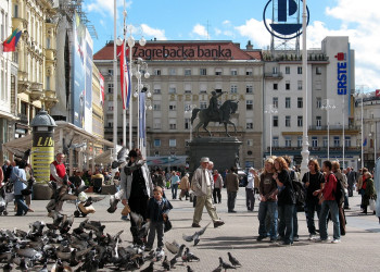 Люди на площади в Загреб, Хорватия. Фото 3 – фотографии Хорватии
