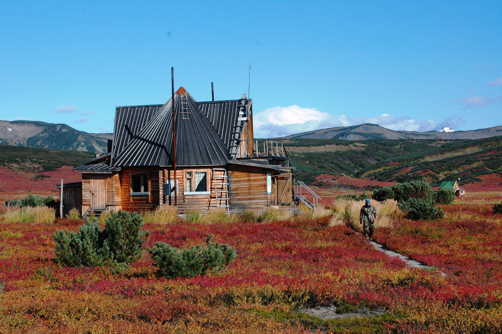 Дом смотрителей, кальдера вулкана Узон на полуострове Камчатка – фотографии России