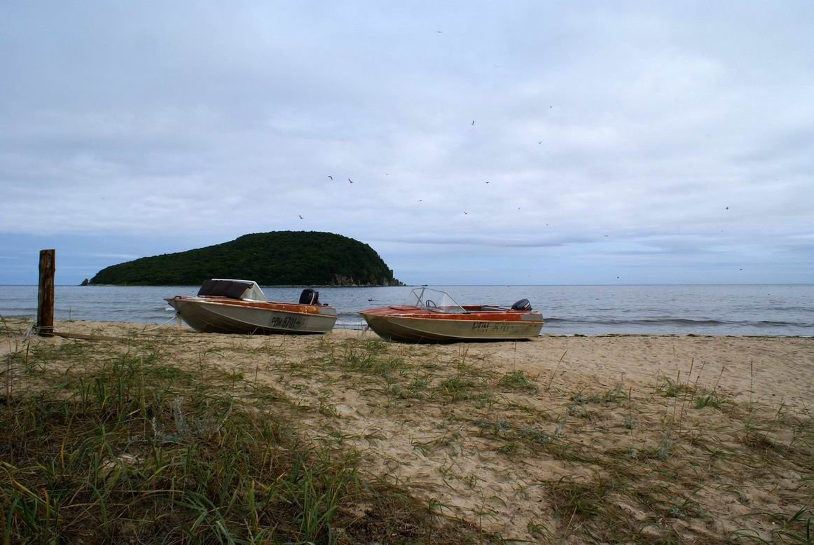 Лодки на пляже Лазовского заповедника, Россия – фотографии России