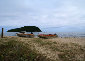 Лодки на пляже Лазовского заповедника, Россия – фотографии России
