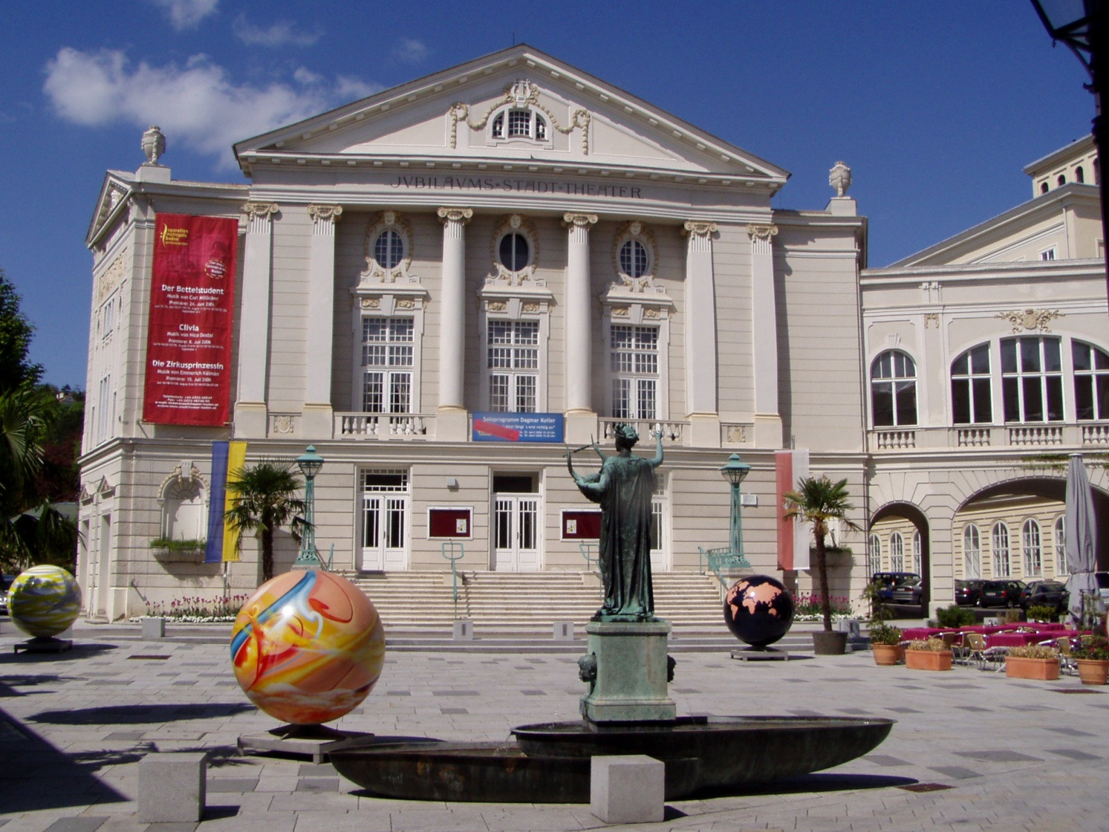 Памятник у здания, Баден под Веной, Австрия – фотографии Австрии