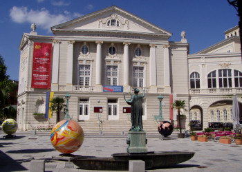 Памятник у здания, Баден под Веной, Австрия – фотографии Австрии