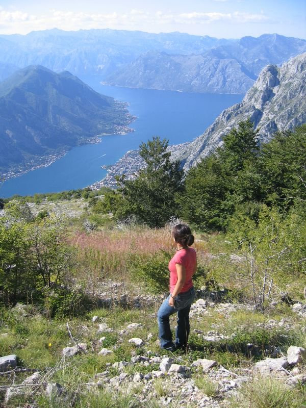 Девушка в Которском заливе, Черногория – фотографии Черногории