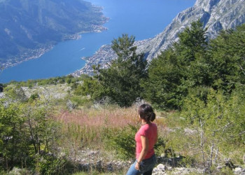 Девушка в Которском заливе, Черногория – фотографии Черногории