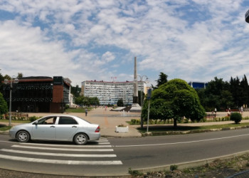 Портовый район Туапсе. Башню справа называют Чупачупсом – фотографии России