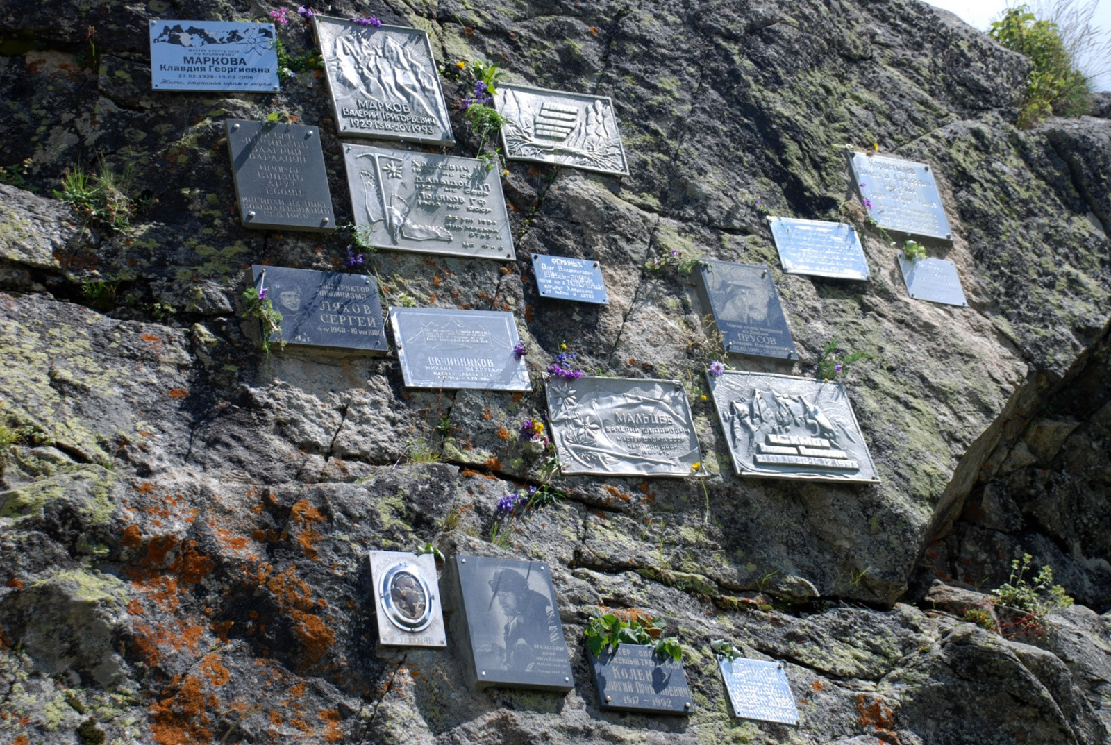 Таблички погибших альпинистов ущелье Адыр-Су, Россия. Фото 1 – фотографии России