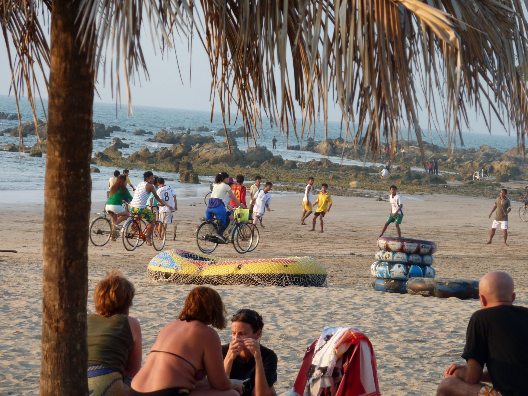 Люди на пляже в Чаунта, Мьянма – фотографии Мьянмы