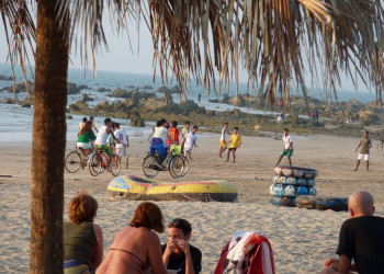 Люди на пляже в Чаунта, Мьянма – фотографии Мьянмы