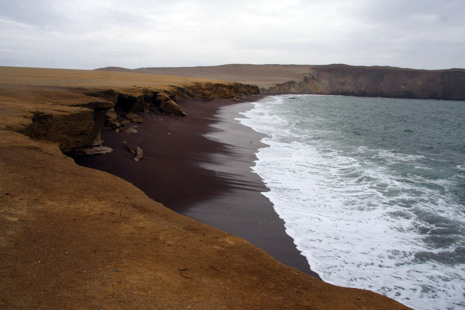 Побережье национального заповедника Паракас, Перу – фотографии Перу