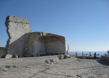 Набережная в Эз, Франция – фотографии Франции