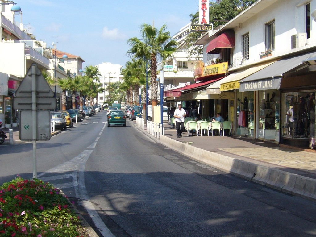 Улица в Жуан-ле-Пен, Франция – фотографии Франции