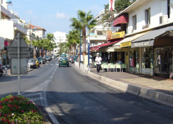 Улица в Жуан-ле-Пен, Франция – фотографии Франции