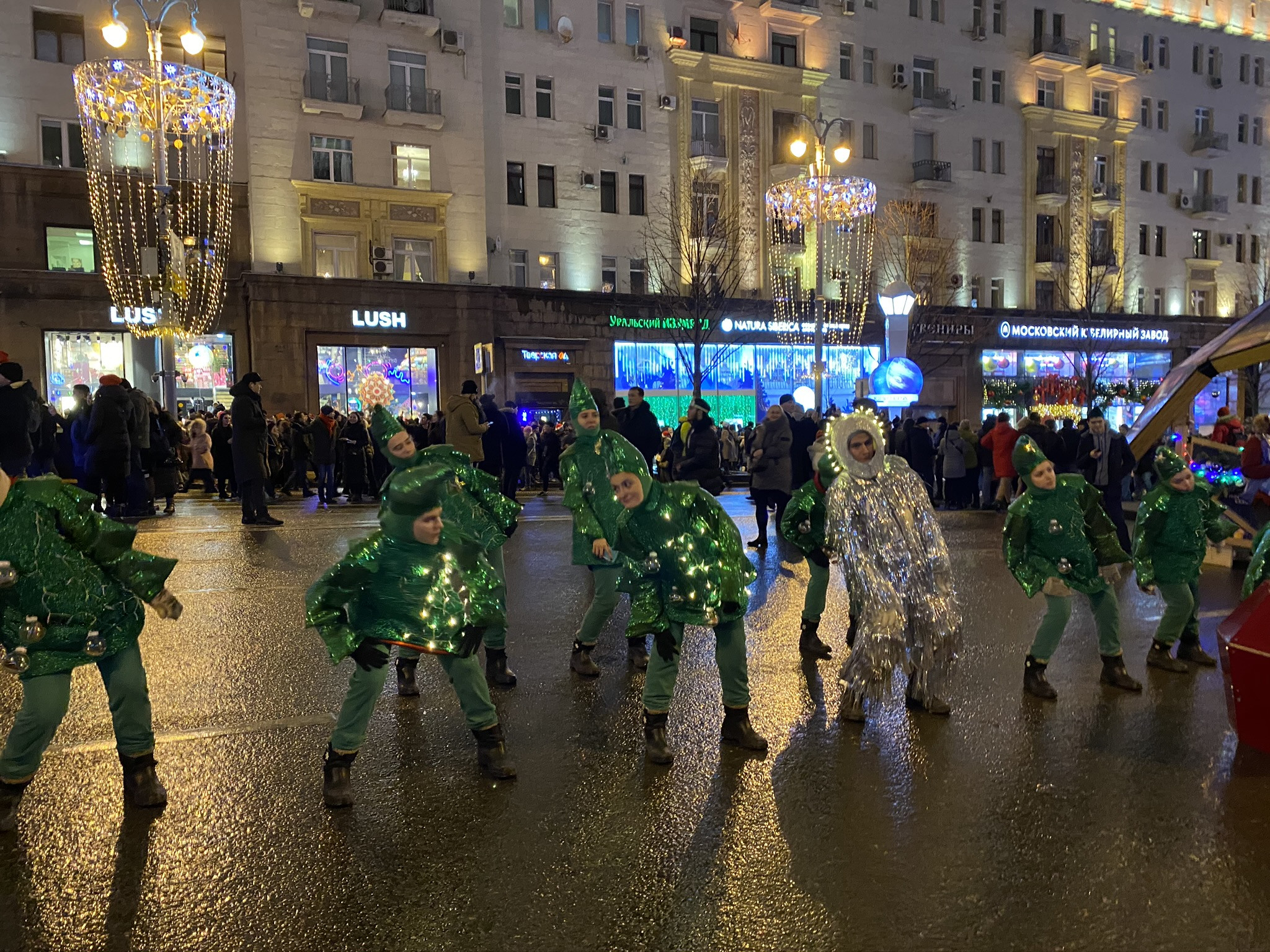 Новогоднее представление в ночь на 1 января на Тверской в Москве – фотографии России