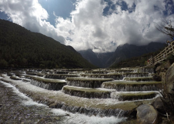 Чтобы случайные люди не лезли в кадр в Долине Голубой Луны, лучше приезжайте сюда весной – фотографии Китая