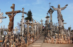 Расстояние до Горы Крестов составляет около 12 километров в направлении Йонишкис – фотографии Литвы