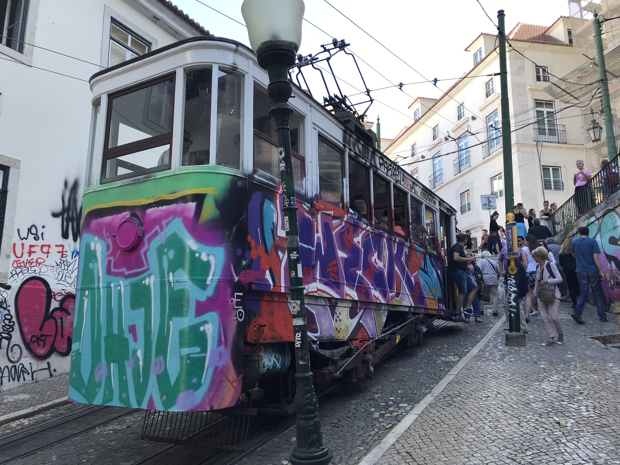 Конечная станция фуникулера Глория, старая часть Лиссабона – фотографии Португалии