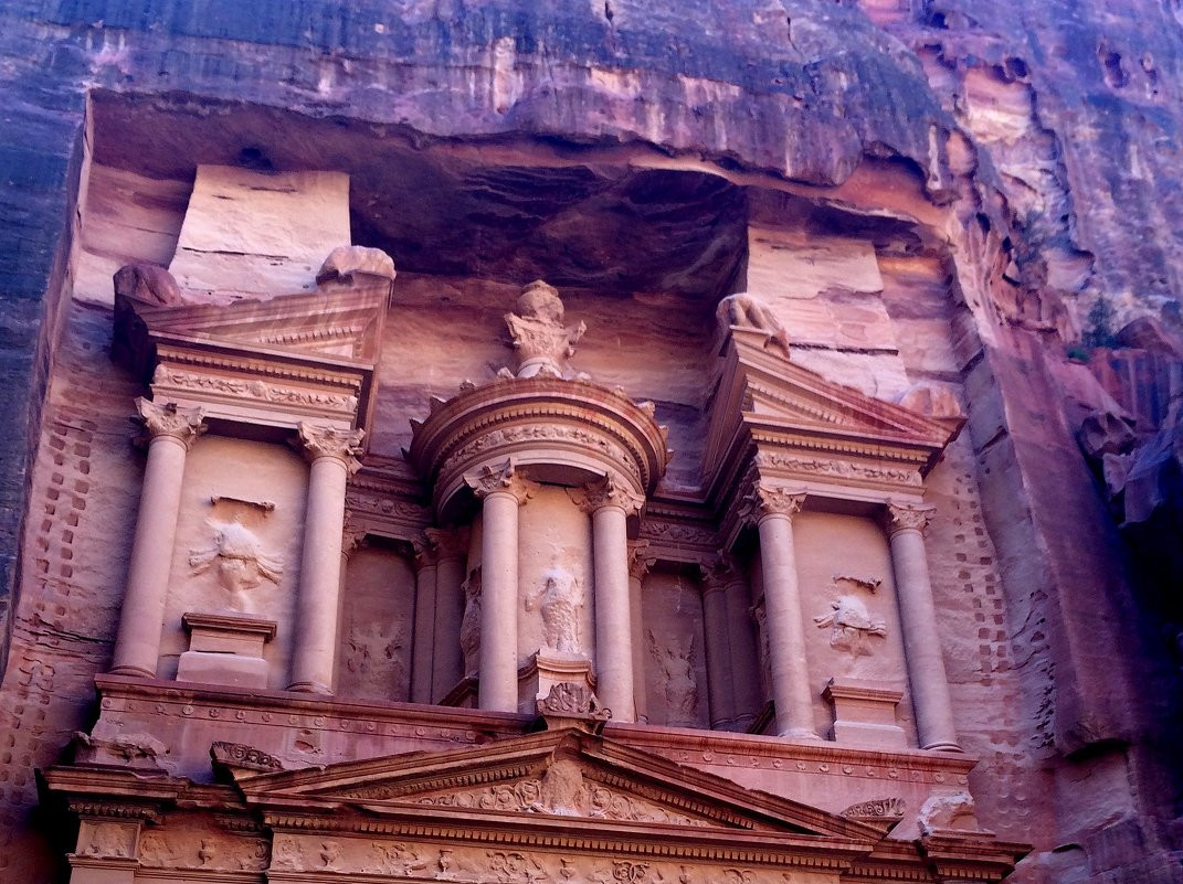 Древний храм Эль-Хазне (Al-Khazneh) в городе Петра, Иордания – фотографии Иордании