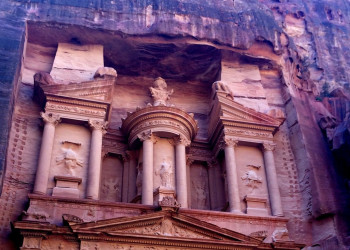 Древний храм Эль-Хазне (Al-Khazneh) в городе Петра, Иордания – фотографии Иордании