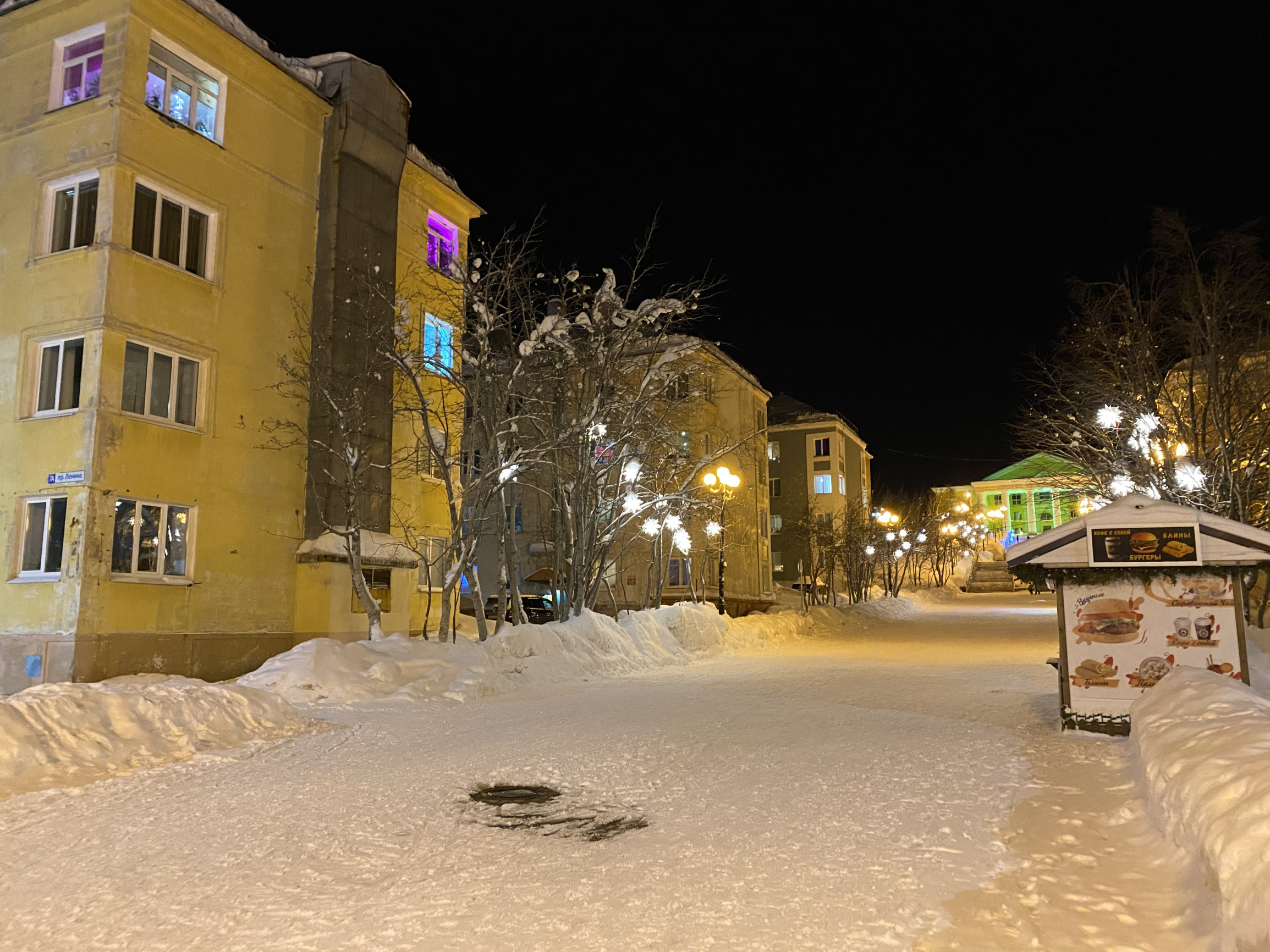 Пешеходная зона от центральной площади до дворца культуры в Кировске – фотографии России
