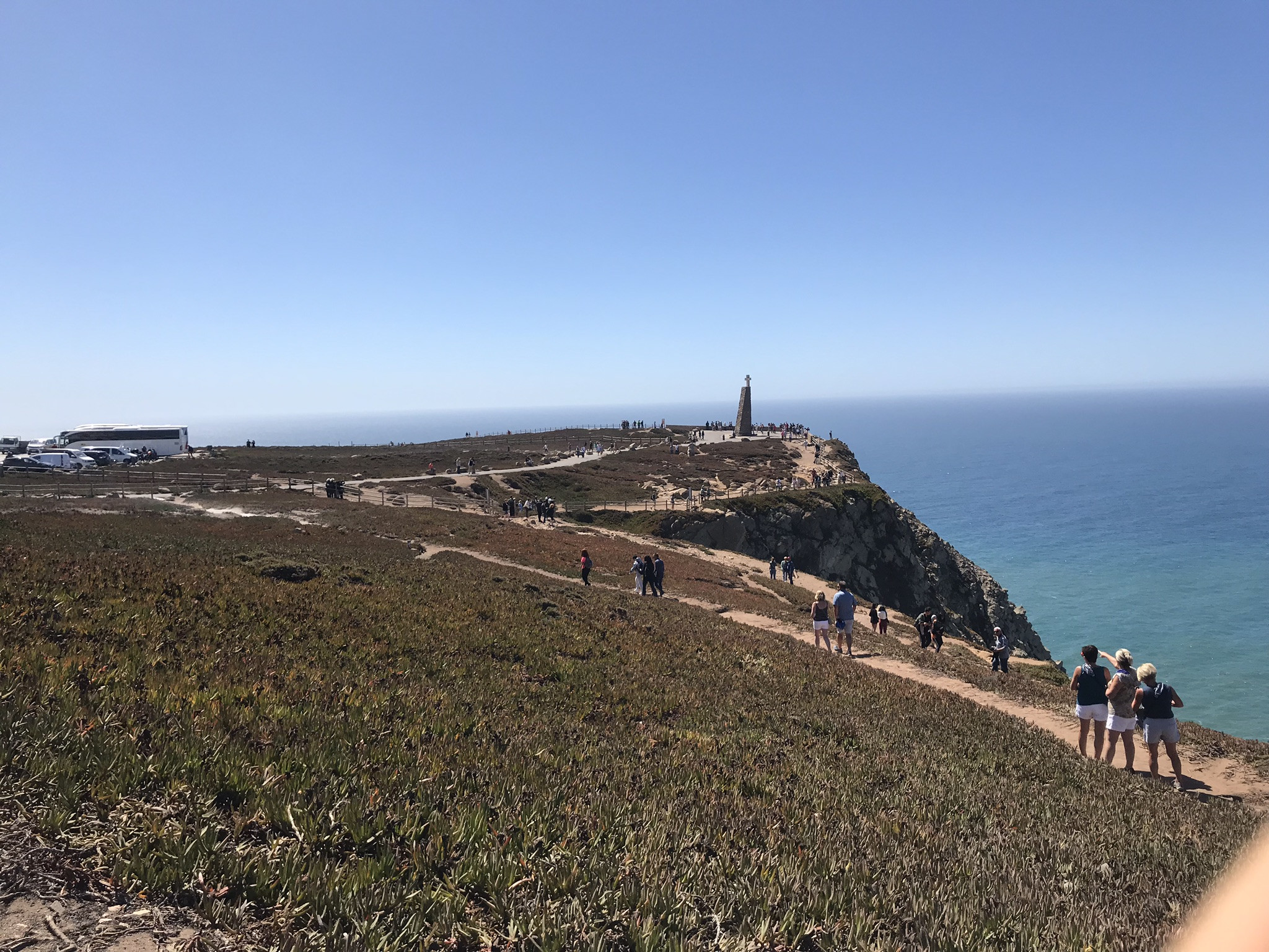 Вид на смотровую площадку мыса Рока (Cabo da Roca) в Португалии – фотографии Португалии