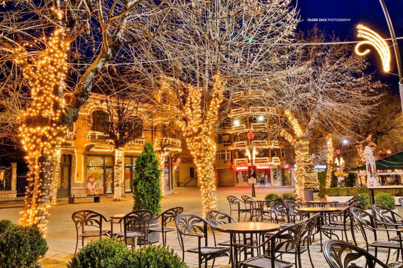 Вечернее украшения ресторана. Корча. Албания – фотографии Албании