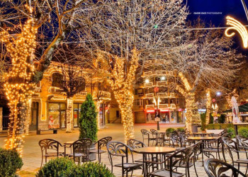 Вечернее украшения ресторана. Корча. Албания – фотографии Албании