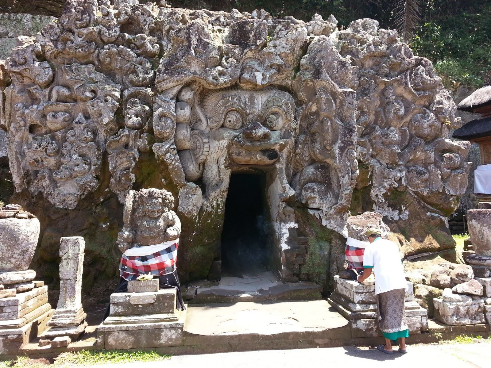 Памятник культуры слоновая пещера Гоа Гаджа (Goa Gajah) на Бали, Индонезия – фотографии Индонезии