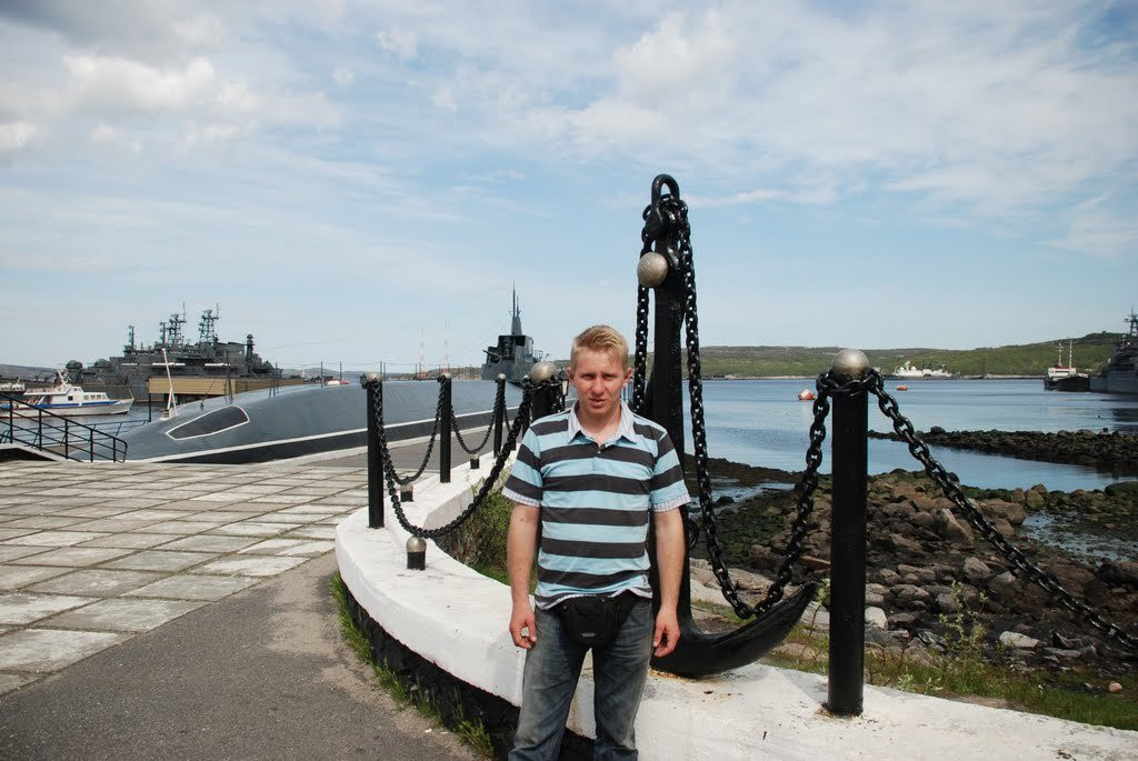 Турист на пристани в Мурманске, Россия – фотографии России