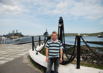 Турист на пристани в Мурманске, Россия – фотографии России