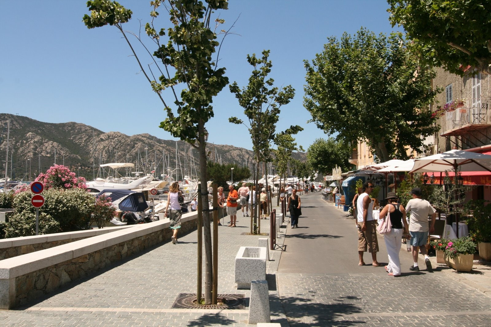 Туристы на набережной в Сен-Флоране, Франция – фотографии Франции