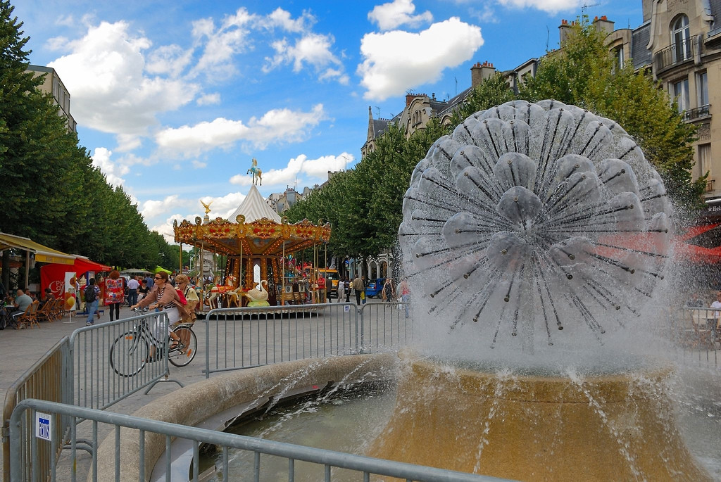 Фонтан в Реймсе, Франция – фотографии Франции