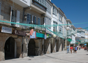 Средневековые здания Муроса с многочисленными аркадами – фотографии Испании