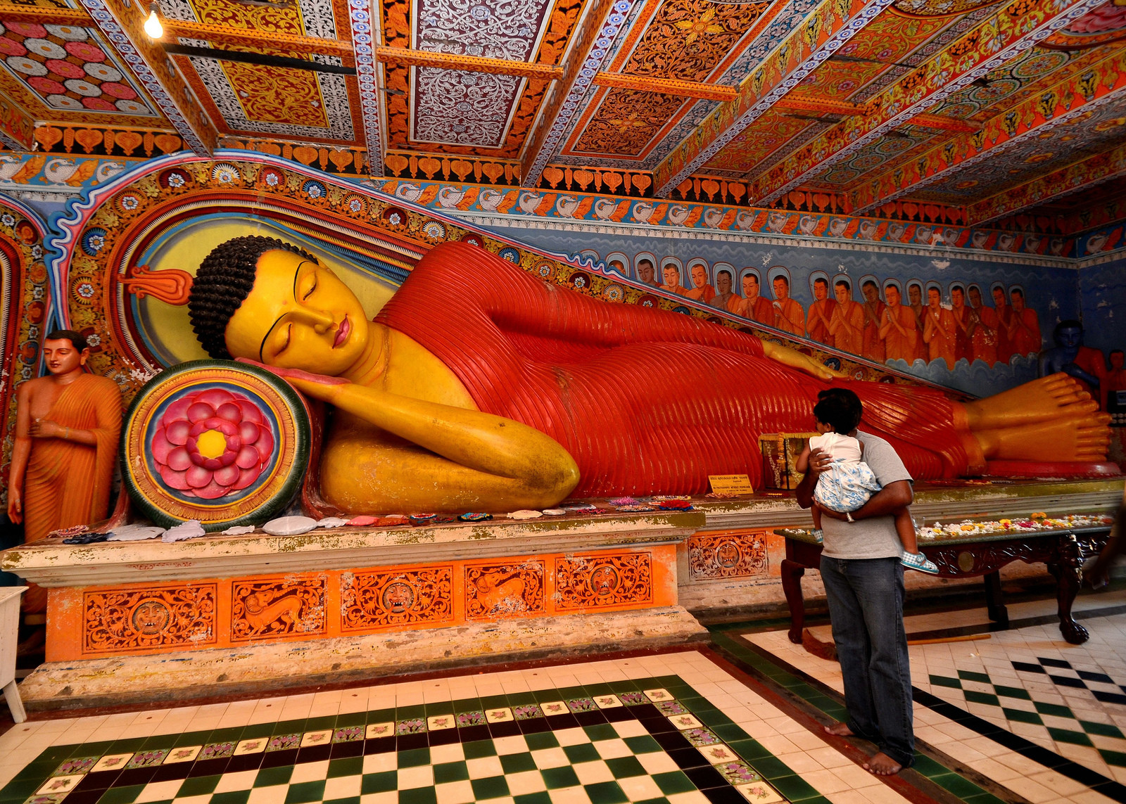 Лежащий Будда в храме Исурумуния (Isurumuniya) – фотографии Шри-Ланки