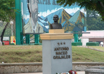 Памятник в Сантьяго-де- Куба, Куба. Фото 7 – фотографии Кубы