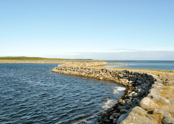Валунная дамба между Большим Соловецким и Большая Муксалма – фотографии России
