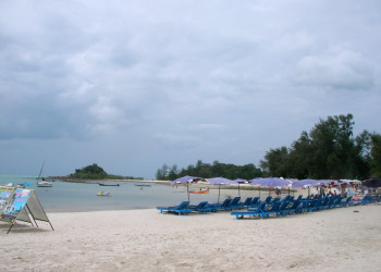 Шезлонги на пляже в Чоенг-Мон-Бич, Тайланд. Фото 14 – фотографии Таиланда