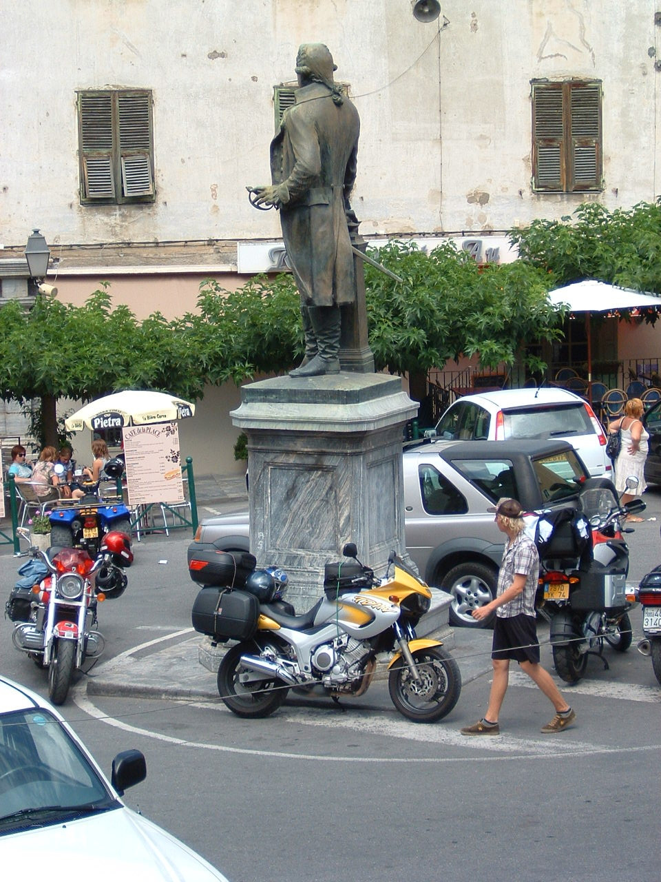 Памятник в Корте, Франция – фотографии Франции