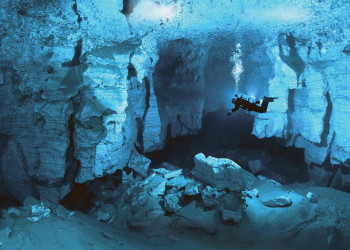 Хрустальное королевство в темноте ординской пещеры, Пермский край, Россия – фотографии России