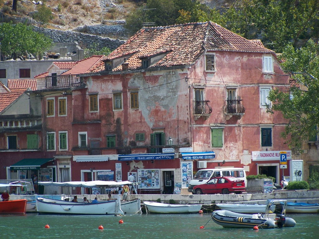 Лодки у причала в Омиш, Хорватия – фотографии Хорватии