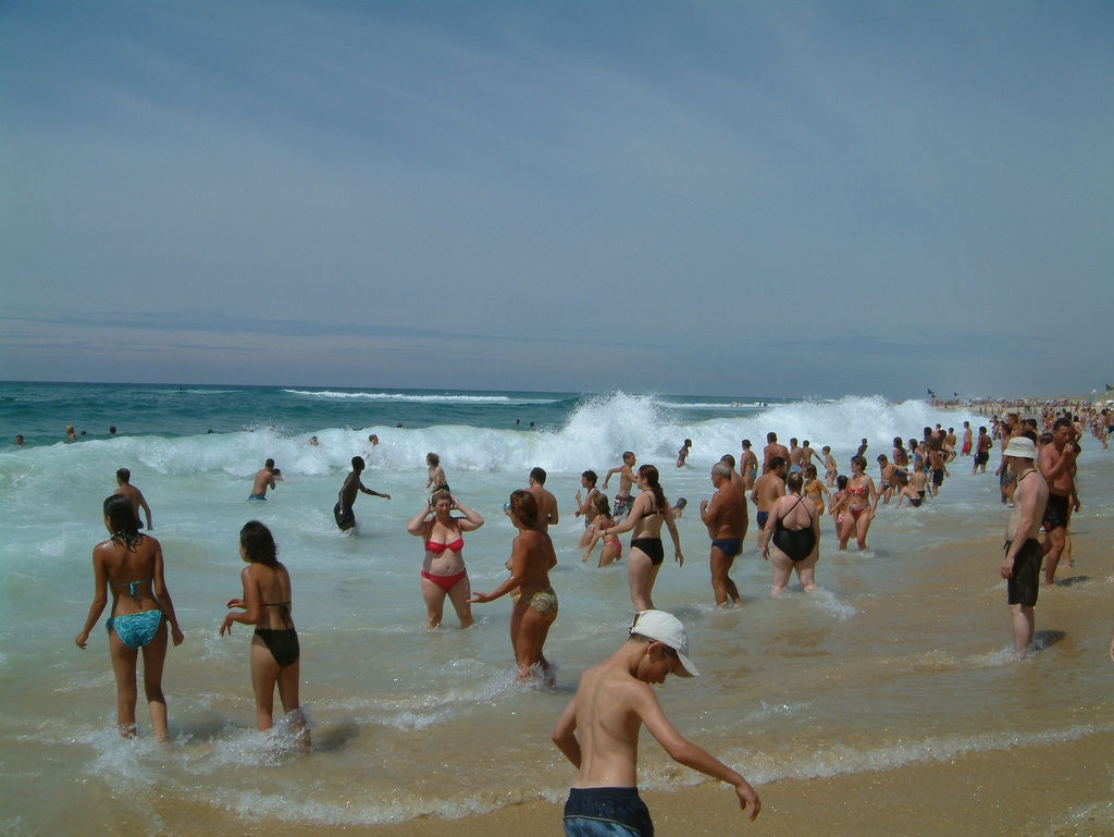 Туристы на пляже в Мимизане, Франция. Фото 3 – фотографии Франции