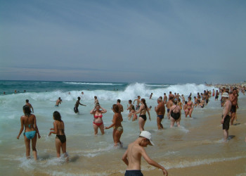 Туристы на пляже в Мимизане, Франция. Фото 3 – фотографии Франции